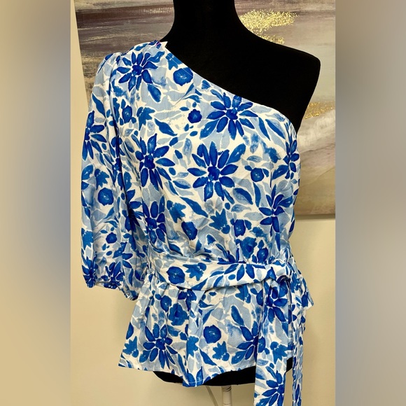 Pink Lily Tops - PINK LILY Cold Shoulder top, Blue flowers in white, Size L